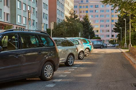 nuotrauka: apgadinti automobiliai daugiabučių kieme