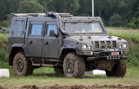 Italijos kariuomenės Iveco LMV visureigiai