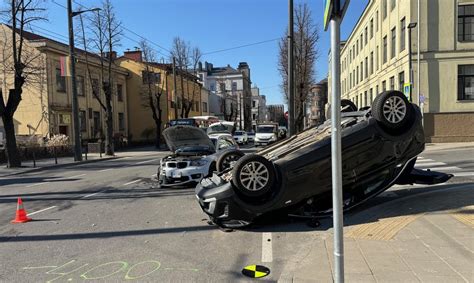 Automobilio avarija, BMW apsivertęs ant stogo tarp medžių