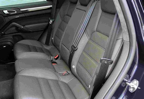 Teminė nuotrauka su automobilio interjeru ir saugos diržais