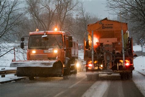 Teminis nuotraukų rinkinys, iliustruojantis snygį Vilniuje ir gatvių valymo darbus