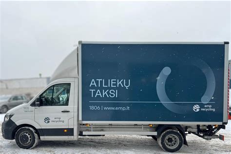 Tematinė iliustracija su sunkvežimiu, gabenančiu buitinę techniką