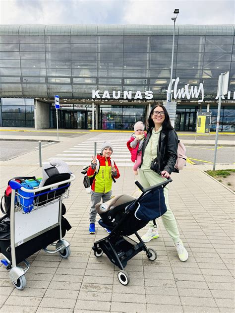 Teminė kelionės nuotrauka su lėktuvu ir bagažu