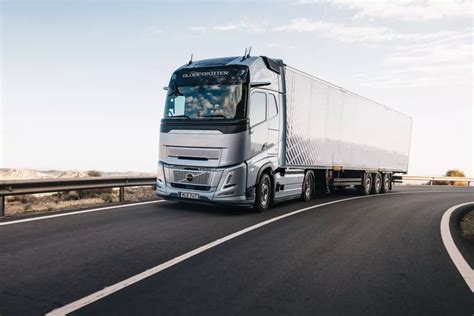Volvo FH kabinos interjero su saugojimo nišomis ir lentynomis