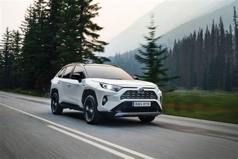 Toyota RAV4 penktosios kartos modelis kelyje