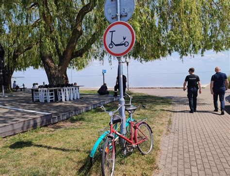 pareigūnai tikrina dviratininko blaivumą