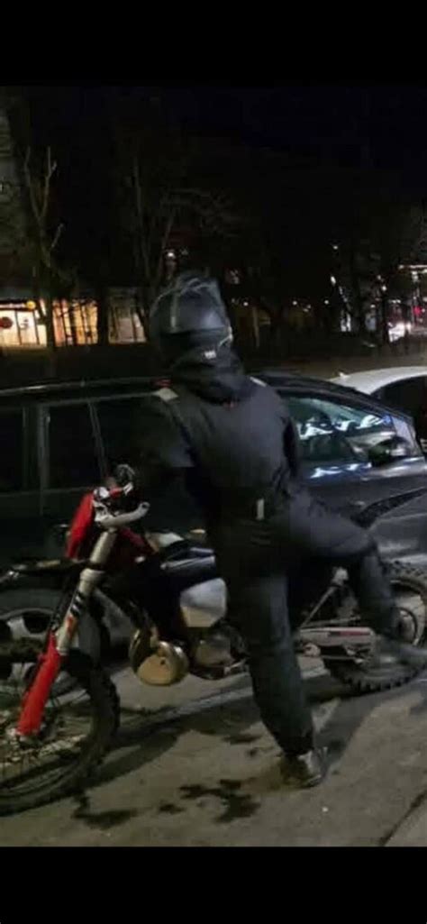 Policijos pareigūnų darytos nuotraukos iš avarijos vietos, kuriose užfiksuoti sugadinti automobiliai ir avarijos aplinkybės.