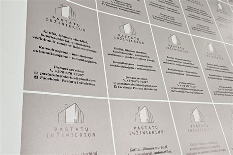 Infografika, lyginanti skirtingų protektoriaus raštų efektyvumą ant įvairių paviršių