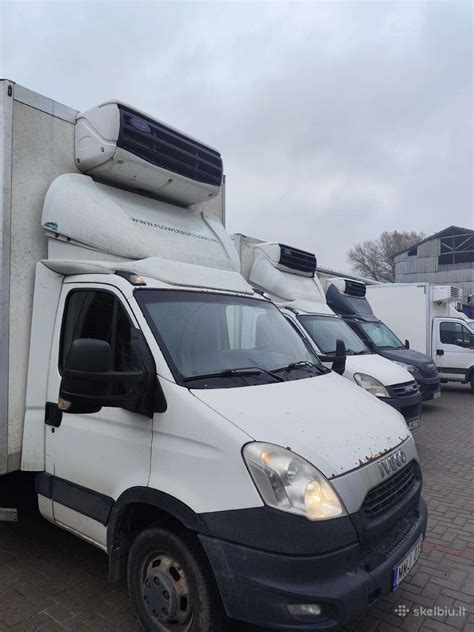 Teminė nuotrauka su Iveco Daily automobiliu su sumontuotais stogo skersiniais