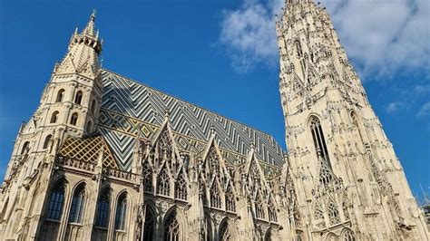 Šv. Stepono bažnyčios fasadas su sgrafitinio dekoro elementais