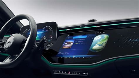 Mercedes-Benz C-Klasės interjero schema su MBUX ekranais ir galinių ratų vairo sistema