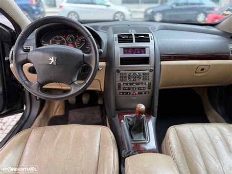 Peugeot 407 interjero vaizdas su dideliu ekranu