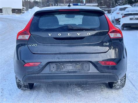 „Volvo V40“ hečbekas miesto aplinkoje