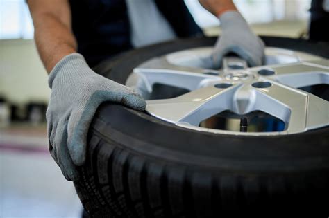 Teminis nuotraukos, iliustruojančios autoservisą arba padangų montavimą
