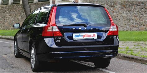 Vaizdas: 2010 metų Volvo V70 automobilio priekis ir šonas, demonstruojantis jo universalų dizainą.
