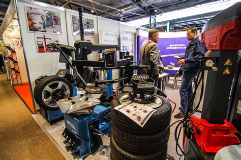 Serviso įranga ir technikai remontuojantys automobilį