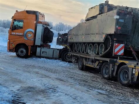 Velkamas apvirtęs vilkikas nuo kelio