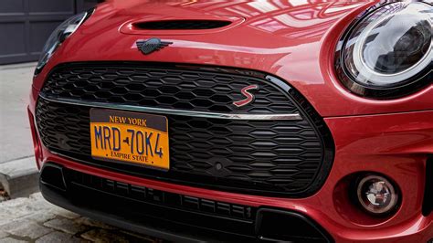 Trijų stipinų sportinio vairo su daugiafunkciais valdikliais interjero nuotrauka, Piano Black apdaila ir MINI John Cooper Works emblema