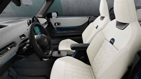 Elektrinio automobilio EQA interjero nuotrauka su komfortiškomis sėdynėmis ir nauju vairo dizainu