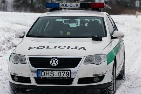 Policijos automobilis kaimo kelyje