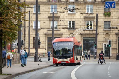 Vilniaus miesto gatvėmis važiuojantis troleibusas ir jį vairuojanti moteris