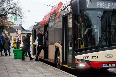 Troleibuso keleiviai įlipa į transporto priemonę
