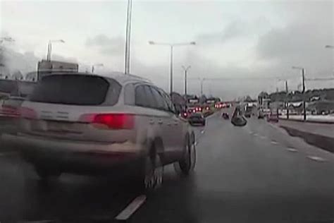 vairuotojas, žiūrintis per petį į galinio vaizdo veidrodėlį