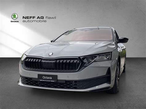 Skoda Octavia interjero nuotrauka su prietaisų skydeliu, rodanti saugiklių dėžutės vietą