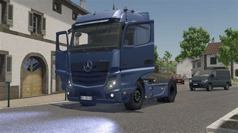 Mercedes-Benz Actros sunkvežimis kelyje