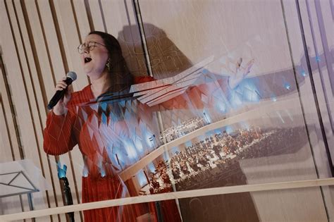 Simona Jakubėnaitė dainuoja su simfoniniu orkestru