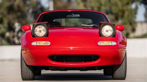 Mazda MX-5 Miata legendinio sportinio automobilio nuotrauka