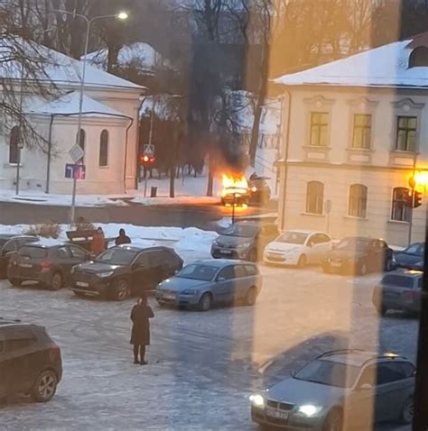 Automobilis siauroje miesto gatvėje, demonstruojantis pločio svarbą
