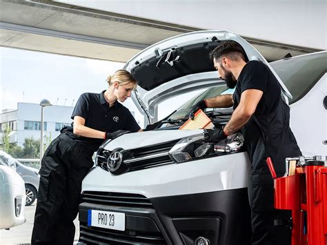 „Toyota“ servisas Vilniuje, interjeras, mechanikai dirba