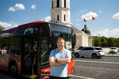 Tematinė nuotrauka: autobuso vairuotojas prie vairo