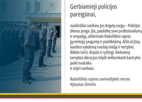 Policijos pareigūnai kalbasi su nukentėjusiu asmeniu