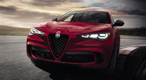 Teminė nuotrauka, vaizduojanti Alfa Romeo automobilio interjerą su multimedijos sistema