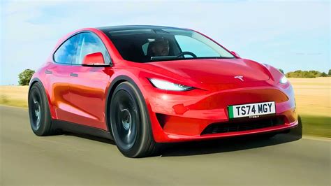 Multimedijos sistemų palyginimo infografika (Tesla tipo, planšetinės, originalios imitacijos)