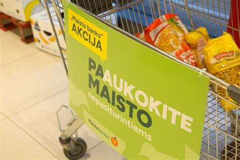 Tematinė nuotrauka: furgonai pakraunami dėžėmis „Maisto banko“ bazėje