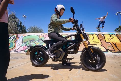 Teminė nuotrauka: vaikas vairuojantis elektrinį BMW motociklą