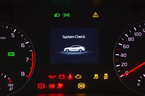 Schema su įspėjamaisiais ženklais Volvo prietaisų skydelyje
