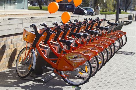 Vilniaus miesto panoramoje riedantys oranžiniai dviračiai