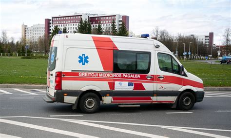 nuotrauka: sužeisti žmonės, greitosios pagalbos automobiliai ir policija avarijos vietoje