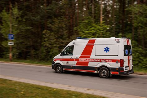 Tematinė nuotrauka: greitoji pagalba ir policija avarijos vietoje, gelbėjimo operacija