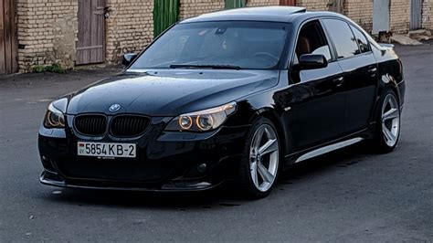 BMW E60 535d važiuojantis keliu