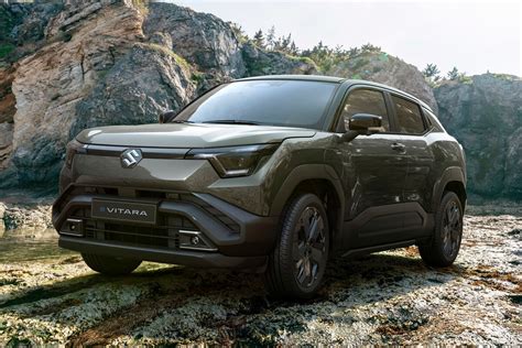 Suzuki e-Vitara priekinė dalis su LED žibintais