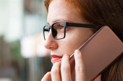 žmogus skambinantis telefonu