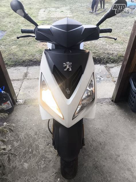 Motoroleris Peugeot Speedfight 2 su sportiniu duslintuvu
