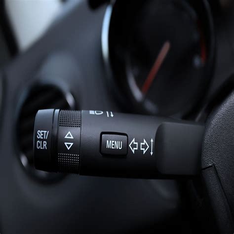 Teminis automobilio nuotrauka su įjungtu posūkio signalu