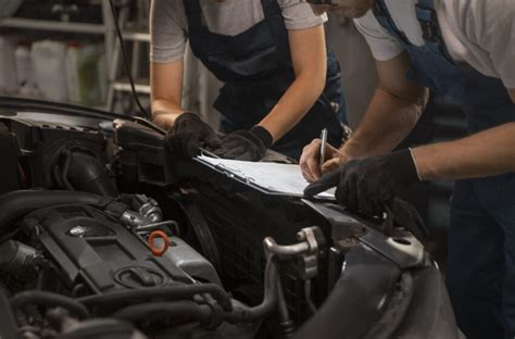 Meistro atliekama variklio diagnostika profesionaliame servise