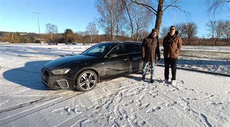 Teminė nuotrauka, vaizduojanti automobilį duobėtame kelyje